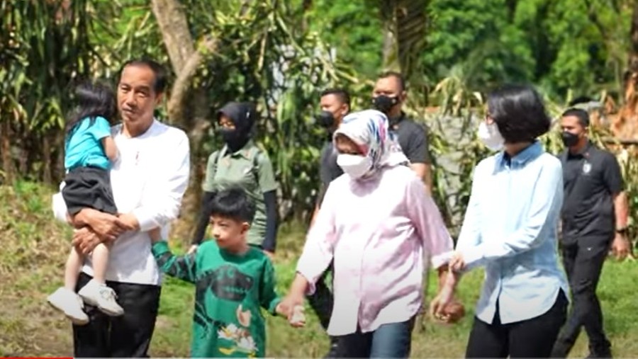 Presiden Jokowi dan keluarga kunjungi Solo Safari pada hari libur Imlek (YouTube Sekretariat Presiden)