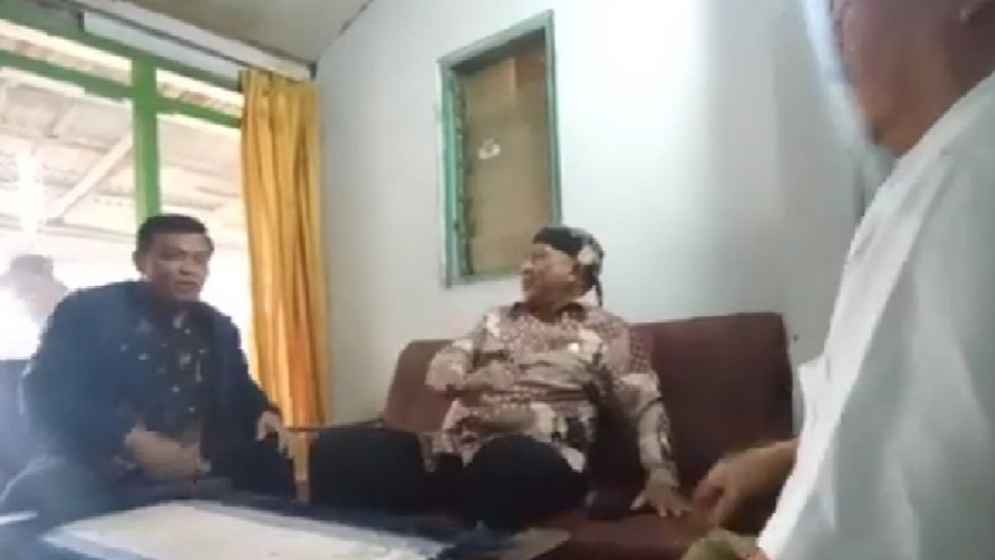 BPHN bertemu dengan Kades Banjar yang perangi 'Bank Titil' (YouTube BPHNTV Official)