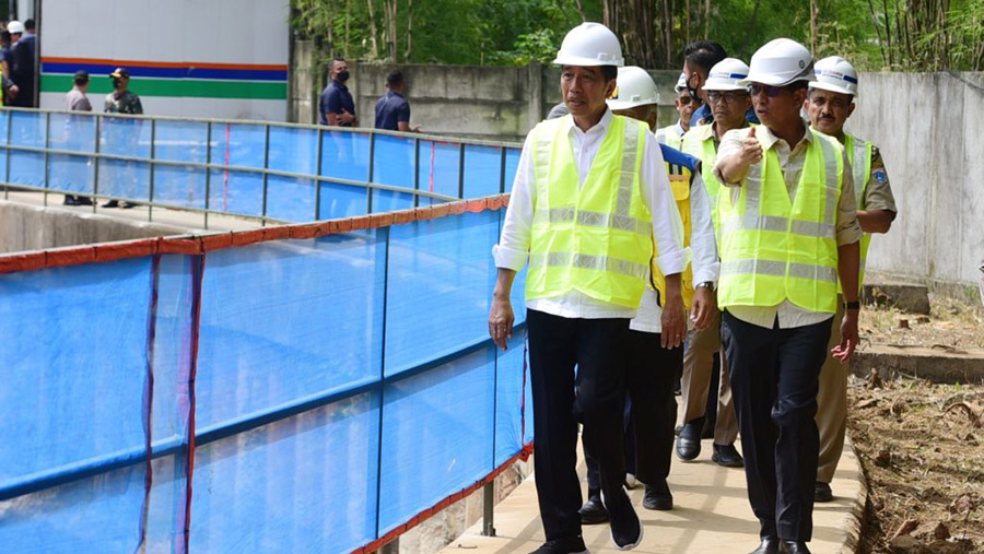 Presiden Jokowi meninjau progres pembangunan sodetan Kali Ciliwung ke KBT, Jakarta, Selasa (24/01/2023). (Foto: Humas Setkab/Rahmat)