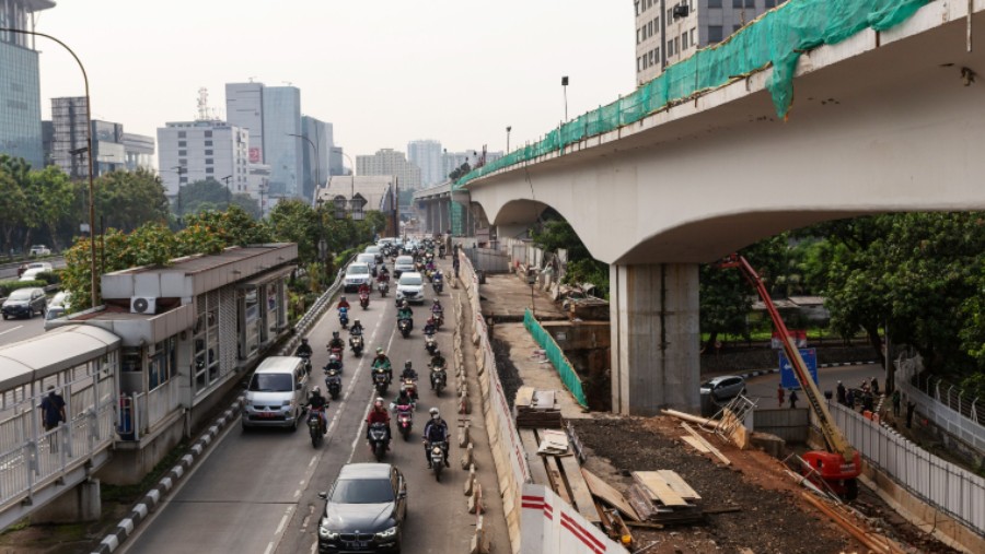 Kepadatan lalu lintas di sekitar proyek LRT di Cawang, Jakarta (Muhammad Fadli/Bloomberg)