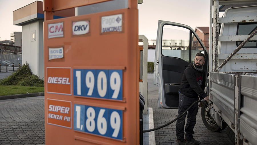 Seorang pengendara mengisi bahan bakar di pom bensin menjelang pemogokan dua hari di Naples, Italia, Selasa (24/1/2023). (Alessio Paduano/Bloomberg)