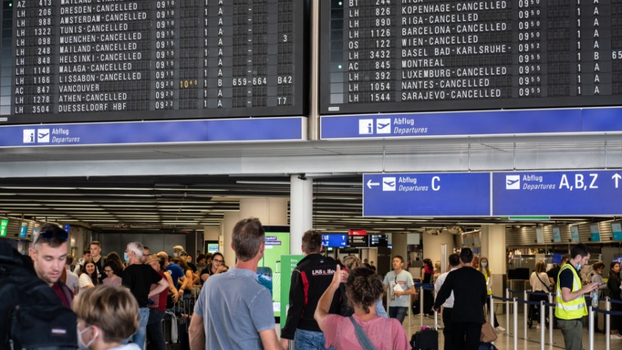 Bandara Brandenberg Berlin membatalkan semua jadwal penerbangan menyusul aksi mogok kerja pekerja bandara (Bloomberg)