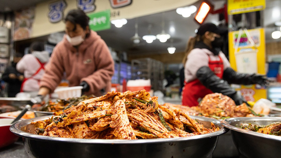 Kimchi di warung makan di Pasar Joongang Baru Jeonju Provinsi Jeollabuk, Korea Selatan. (SeongJoon Cho/Bloomberg)