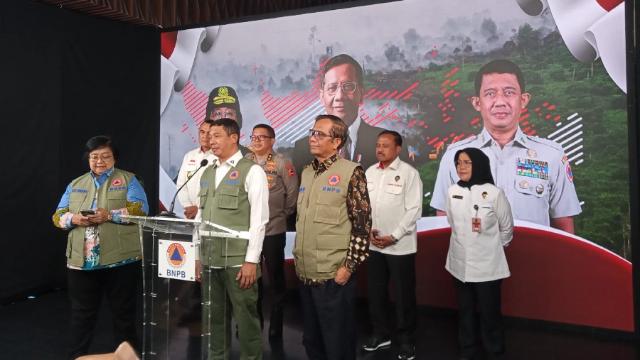 Menteri KLHK Siti Nurbaya (kiri), Kepala BNPB Letjen Suharyanto (tengah) dan Menko Polhukam Mahfud MD di Jakarta (Ibnu Affan/Bloomberg)