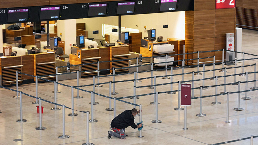 Suasana meja check-in yang kosong akibat pemogokan di Bandara Berlin Brandenburg di Berlin, Jerman, Rabu (25/1/2023). (Krisztian Bocsi/Bloomberg)