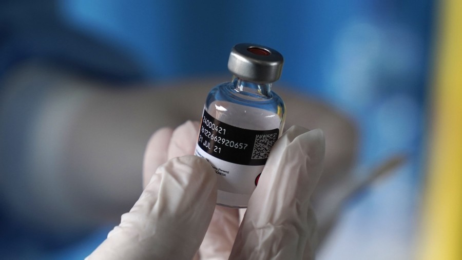 Ampul berisi vaksin Sinovac. (Dimas Ardian/Bloomberg)