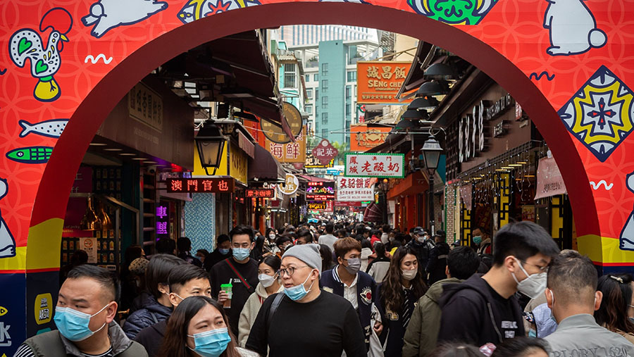 Aktivitas warga di Jalan Pusat Desa Taipa di Makau, China, Rabu (25/1/2023). (Eduardo Leal/Bloomberg)