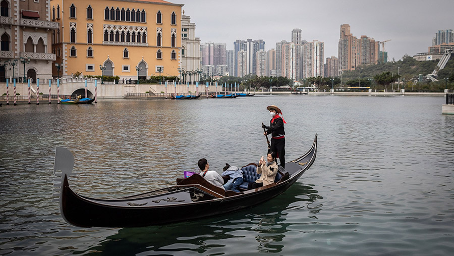 Wisatawan menaiki perahu di Cotai Strip, Makau, China, Rabu (25/1/2023). (Eduardo Leal/Bloomberg)