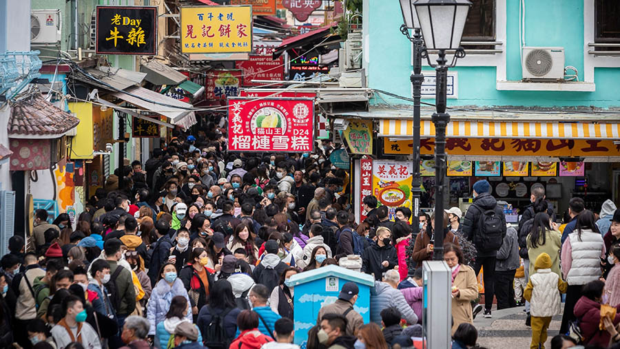 Aktivitas warga di Jalan Pusat Desa Taipa di Makau, China, Rabu (25/1/2023). (Eduardo Leal/Bloomberg)