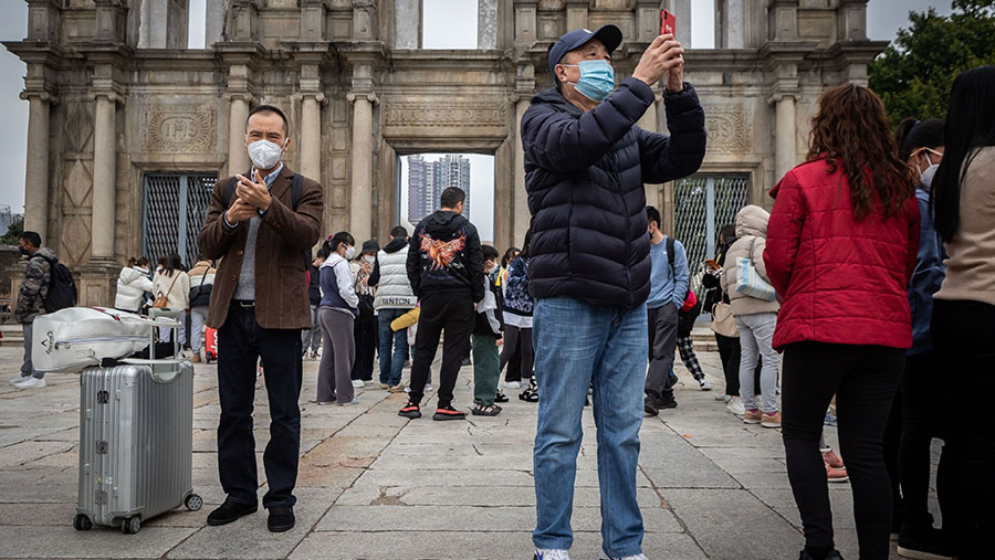 Pengunjung mengambil foto di Reruntuhan St. Paul di Makau, China, Rabu (25/1/2023). (Eduardo Leal/Bloomberg)