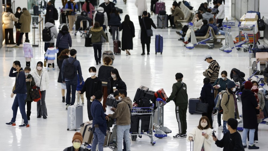 Para pelancong tiba di terminal kedatangan Narita International Airport, Jepang (Kiyoshi Ota/Bloomberg)