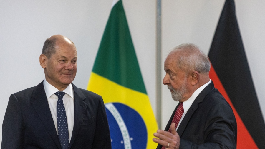 Presiden Brasil Luiz Inacio Lula da Silva dan Kanselir Jerman Olaf Scholz (Sumber: Arthur Menescal/Bloomberg)