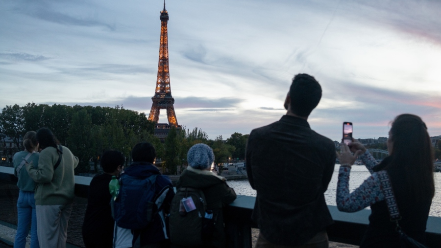 Ilustrasi Pemandangan di Sekitar Menara Eiffel, Paris (Sumber: Benjamin Girette/Bloomberg)