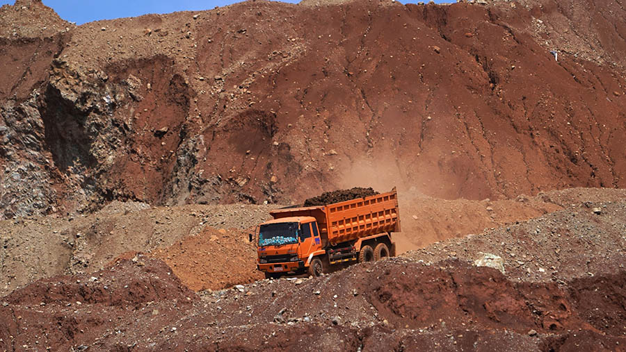 Sebuah dump truck melintasi jalan akses di tambang nikel diMorowali, Sulawesi Tengah. (Dimas Ardian/Bloomberg)