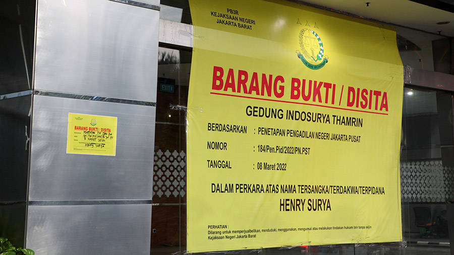 Tanda penyitaan aset terpampang di gedung KSP Indosurya, Jalan Thamrin, Jakarta Pusat, Selasa (31/1/2023). (Bloomberg Technoz/ Andrean Kristianto)
