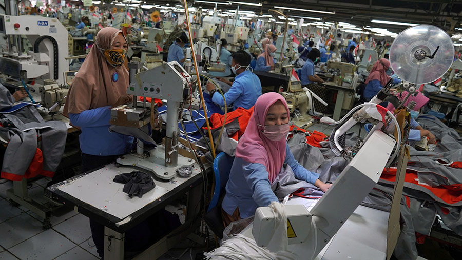 Ilustrasi Pabrik Tekstil. (Dimas Ardian/Bloomberg)