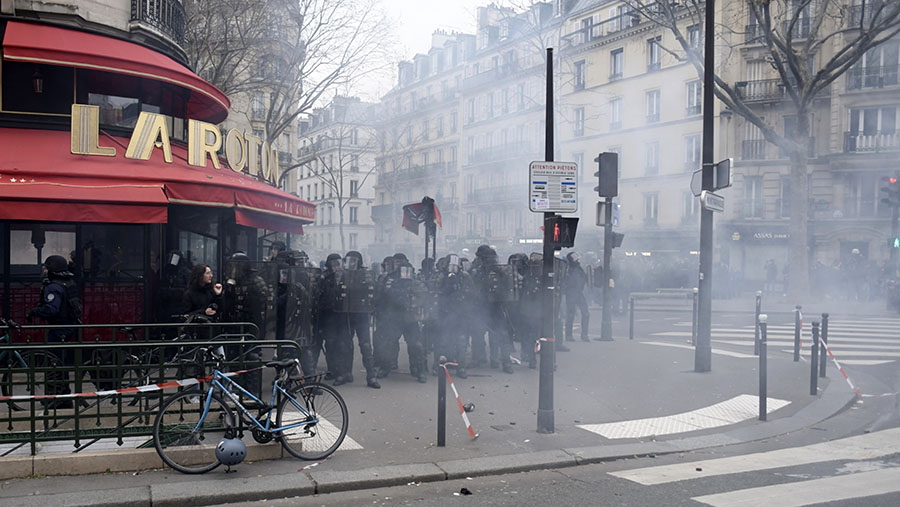 Meski aksi ini berlangsung damai, bentrokan kecil terjadi di Paris, antara aktivis anarkis dan sayap kiri dengan polisi. (Nathan Laine/Bloomberg)