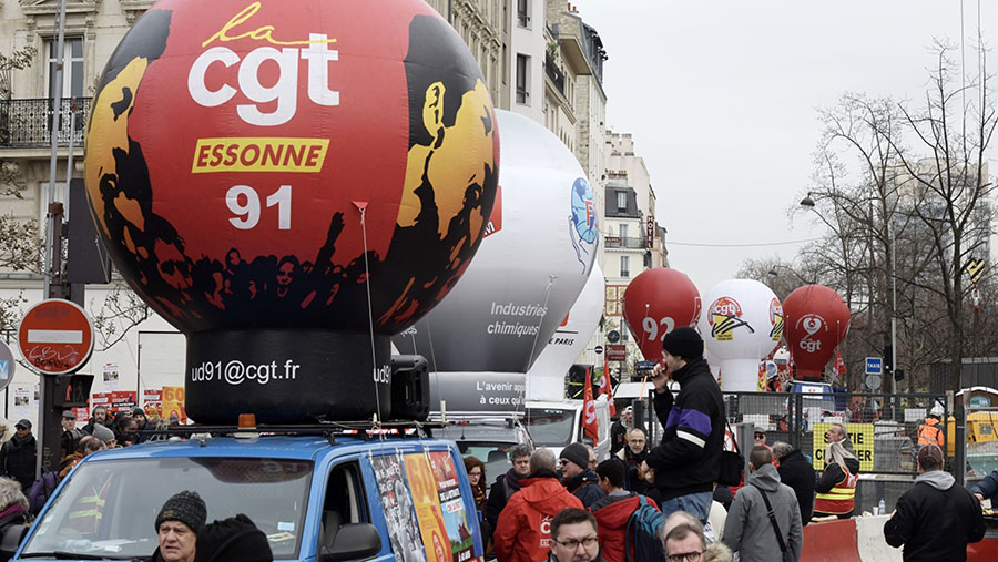 Prancis kembali dihantam gelombang demonstrasi. Serikat pekerja dari berbagai sektor melakukan aksi mogok kerja. (Nathan Laine/Bloomberg)