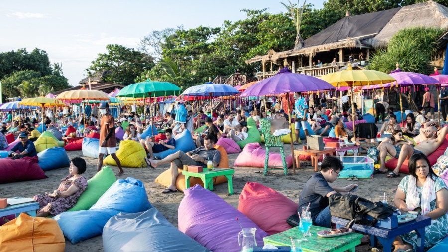 Wisawatawan menikmati pantai di salah satu club di Seminyak, Bali (Dok Putu Sayoga/Bloomberg)
