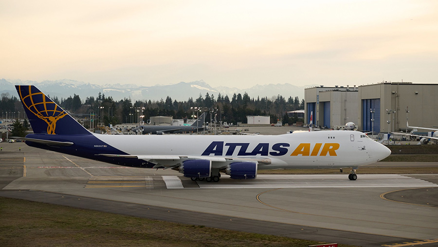 Boeing 747 terakhir milik Atlas Air  bersiap lepas landas di Paine Field di Everett, Washington, AS, Rabu (1/2/2023). (Chona Kasinger/Bloomberg)