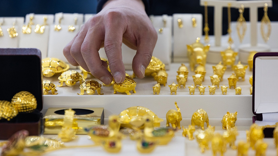 Ilustrasi penjualan perhiasan emas. (SeongJoon Cho/Bloomberg)
