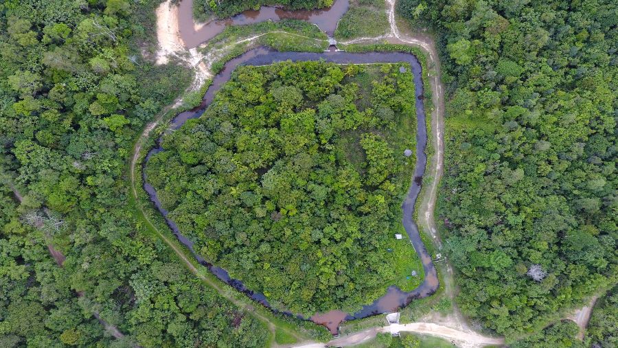 Pulau buatan terlihat dalam foto udara yang diambil di resor ekowisata Samboja Lodge, Kalimantan Timur (Dimas Ardian/Bloomberg)