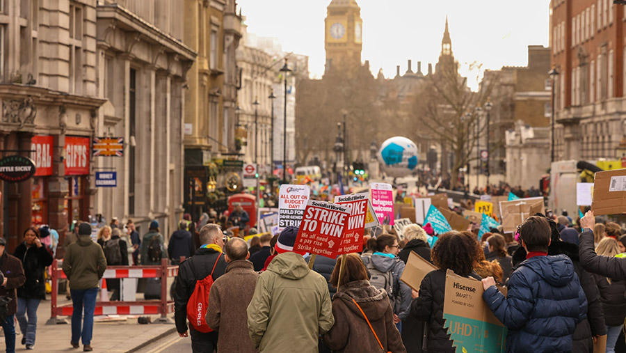 Unjuk rasa pekerja kali ini adalah yang terparah di Inggris selama lebih dari satu dekade. (Chris Ratcliffe/Bloomberg)