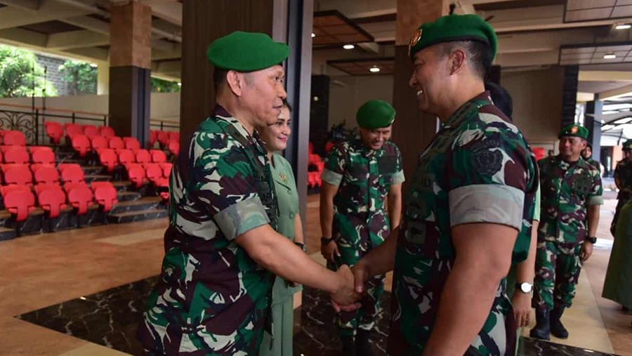 Brigjen TNI Rafael Granada Baay saat bertugas (kiri). (Dok. TNI AD)