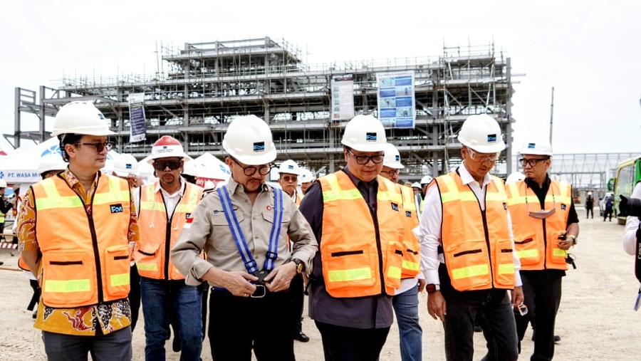 Menko Airlangga Hartarto didampingi Menteri Perindustrian, Agus Gumiwang Kartasasmita mengunjungi smelter Freeport (Dok. Humas Kemenko Perekonomian)