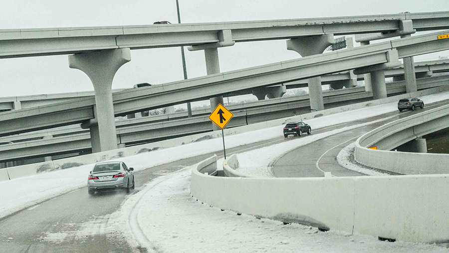 Kendaraan melaju di sepanjang jalan raya saat badai es di Dallas, Texas, AS, Kamis (2/2/2023). (Koral Carballo/Bloomberg)
