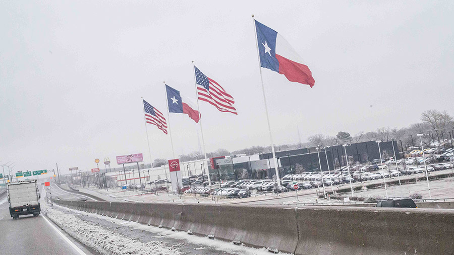 Truk melaju di sepanjang jalan raya saat badai es di Dallas, Texas, AS, Kamis (2/2/2023). (Koral Carballo/Bloomberg)