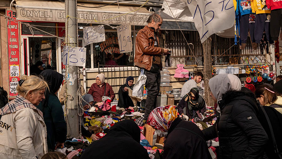 Seorang penjual berdiri di kios pakaiannya di Istanbul, Turki, Rabu (16/11/2022). (Nicole Tung/Bloomberg)