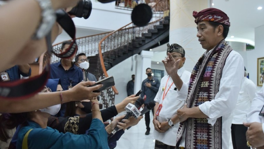 Presiden Jokowi meninjau Sentra Tenun Jembrana, di Kabupaten Jembrana, Kamis (02/02/2023). (Foto: Humas Setkab/Jay)