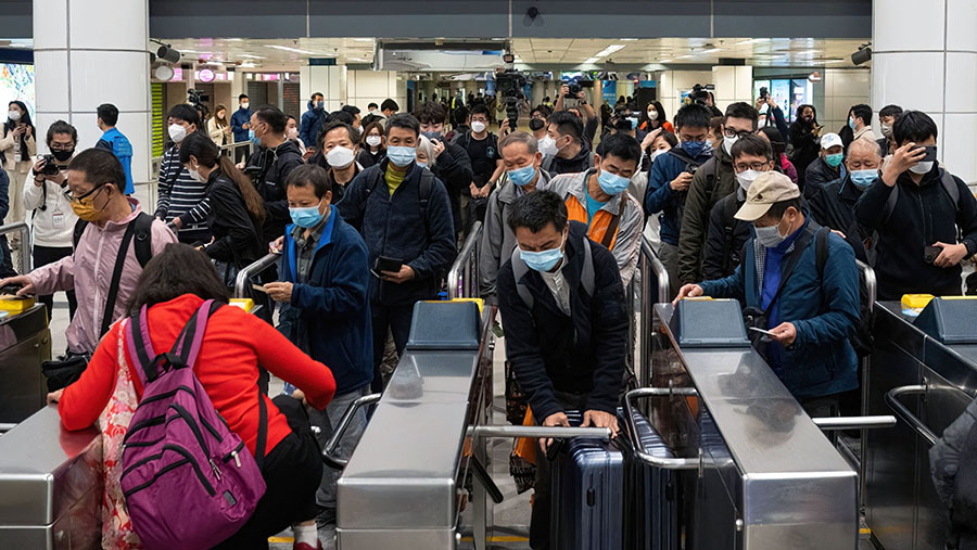 Pelancong memasuki area kontrol perbatasan di stasiun MTR Corp. Lo Wu di Hong Kong, China, Senin (6/2/2023). (Bertha Wang/Bloomberg)