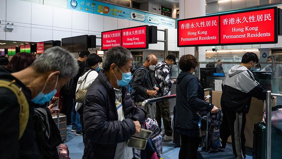 Pelancong menunggu di loket kontrol perbatasan di titik kontrol Lo Wu di Hong Kong, China, Senin (6/2/2023). (Bertha Wang/Bloomberg)