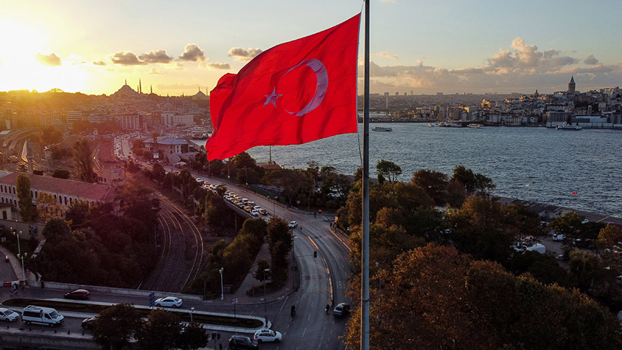 Ilustrasi bendera Turki. (Moe Zoyari/Bloomberg)