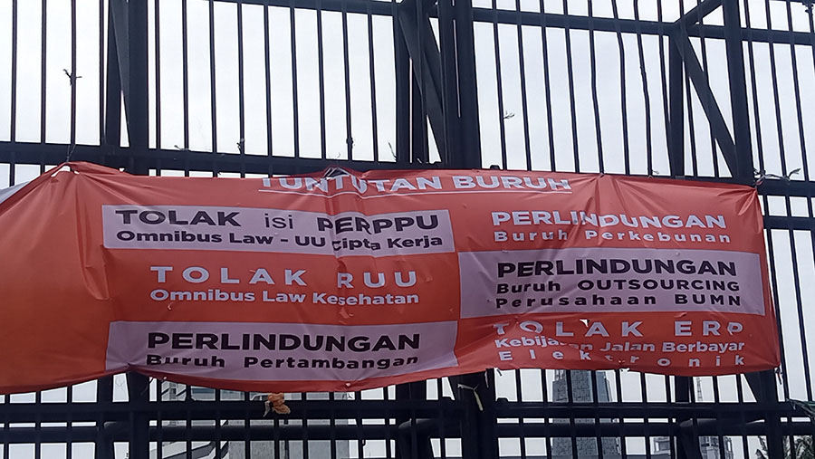 Sejumlah buruh melakukan aksi demo tolak iPerppu Omnibus Law Cipta Kerja di depan gedung DPR/MPR. (Bloomberg Technoz/ Sultan Ibnu Affan)