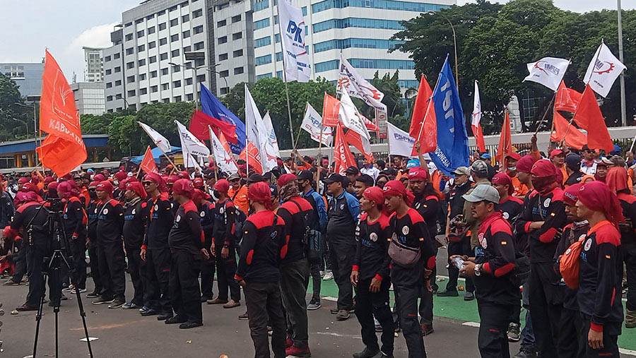 Sejumlah buruh melakukan aksi demo tolak iPerppu Omnibus Law Cipta Kerja di depan gedung DPR/MPR. (Bloomberg Technoz/ Sultan Ibnu Affan)