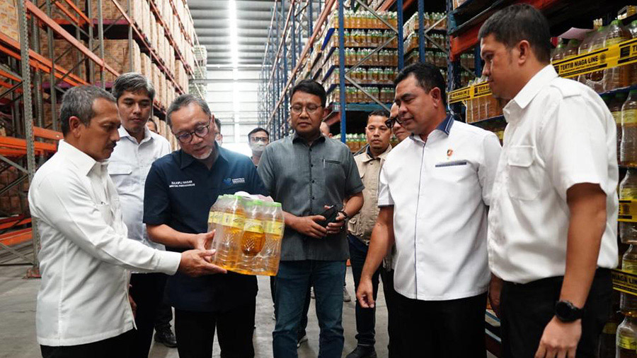 Mendag Zulkifli Hasan kunjungi gudang penyimpanan Minyakita PT Bina Karya Prima/BKP di Marunda, Jakarta, Selasa (7/2/2023). (Dok. Biro Humas Kemendag)