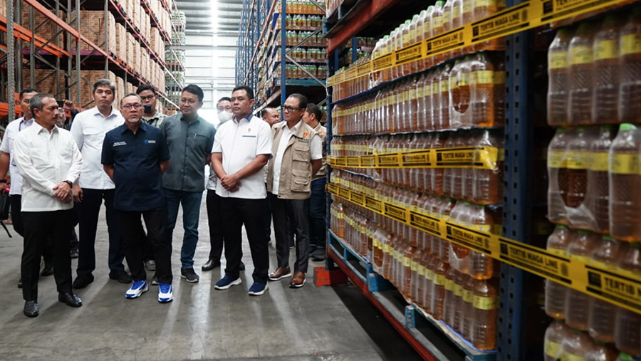 Mendag Zulkifli Hasan kunjungi gudang penyimpanan Minyakita PT Bina Karya Prima/BKP di Marunda, Jakarta, Selasa (7/2/2023). (Dok. Biro Humas Kemendag)