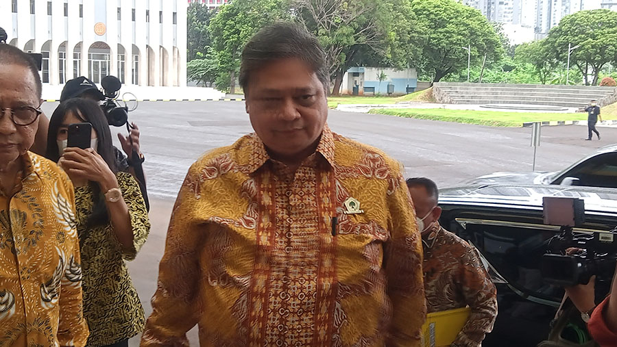 Ketua Umum Partai Golkar, Airlangga Hartarto di kantor DPP partai Golkar, Jakarta, Selasa (7/2/2023). (Bloomberg Technoz/ Sultan Ibnu Affan)