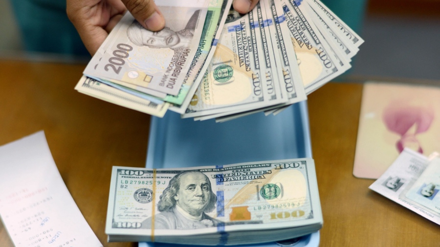 Ilustrasi Rupiah dengan dolar AS (Dimas Ardian/Bloomberg)