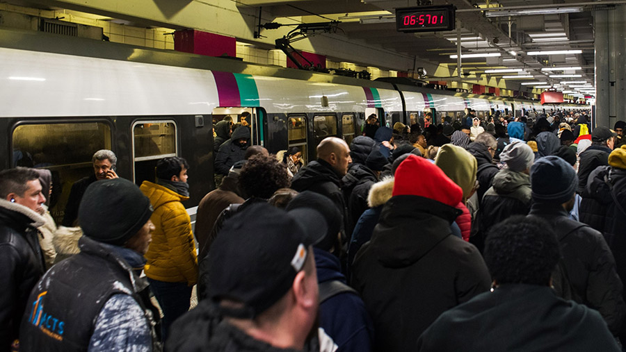 Hanya sekitar setengah dari kereta TGV berkecepatan tinggi yang beroperasi di seluruh negeri. (Nathan Laine/Bloomberg)