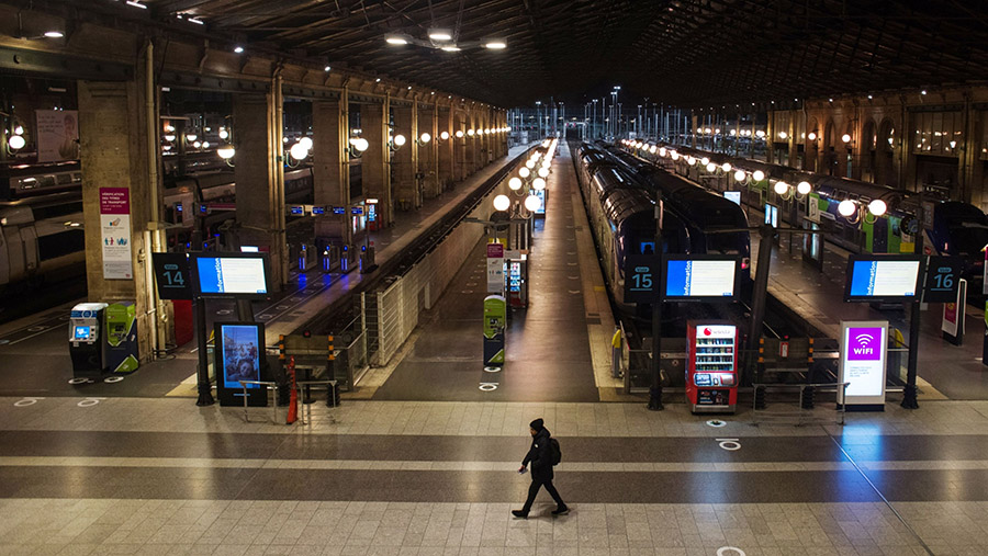 Badan statistik nasional Insee mengatakan beberapa sektor seperti transportasi dan pariwisata mungkin terpukul sementara. (Nathan Laine/Bloomberg)