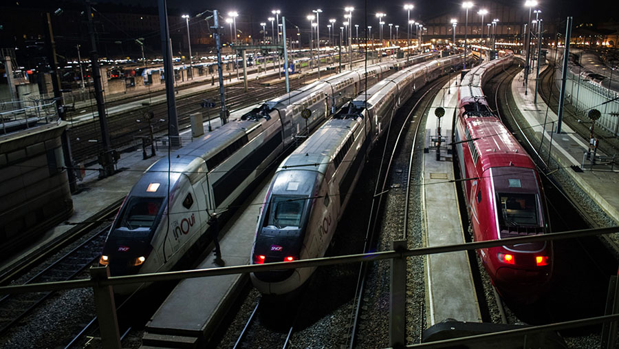 Kereta bawah tanah dan komuter di Paris alami gangguan parah pada Selasa, dengan layanan terbatas di sebagian besar jalur. (Nathan Laine/Bloomberg)