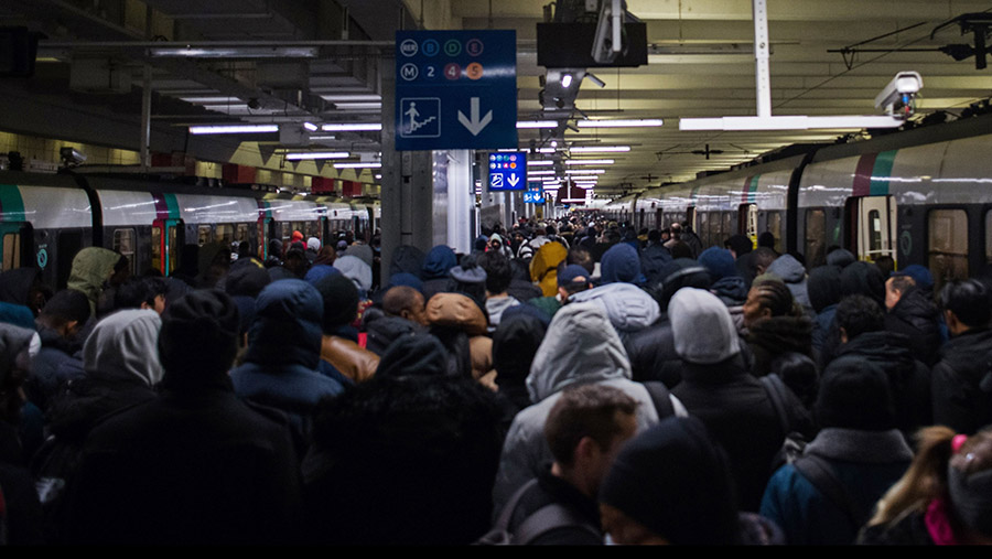 Penumpukan penumpang terjadi di Gare du Nord, Paris imbas aksi mogok dari serikat pekerja, (Nathan Laine/Bloomberg)