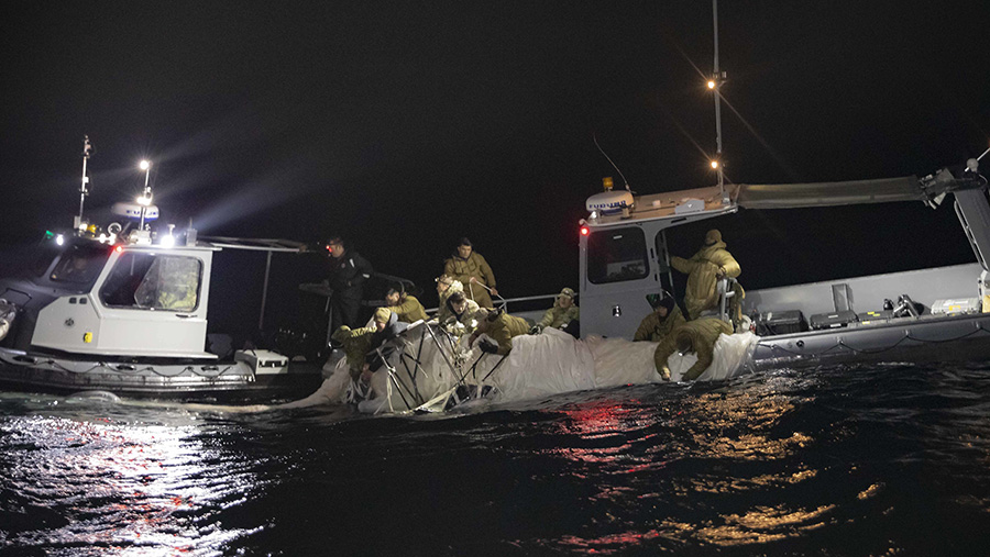 Departemen Pertahanan Amerika Serikat (AS) melacak balon pemantauan milik China sedang melayang di wilayah udara AS. (U.S. Navy/Thompson)