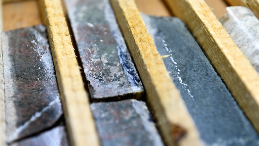 Sampel kobalt sebagai bahan baku baterai. (Dok. Bloomberg)