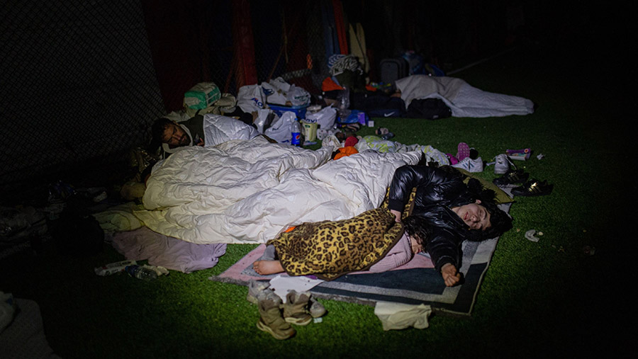 Warga tidur di tenda pengungsian korban gempa yang didirikan di lapangan sepak bola di Hatay, Turki, Selasa (7/2/2023). (Cansu Yildirann/Bloomberg)