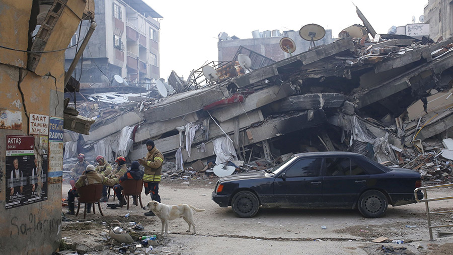 Relawan beristirahat selama operasi penyelamatan korban gempa di Hatay, Turki, Rabu (8/2/2023). (Cansu Yildirann/Bloomberg)